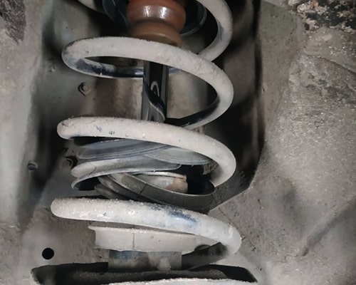 на фото: производится замена пыльников на автомобиле Toyota Camry в автосервисе «Авто-Линия»