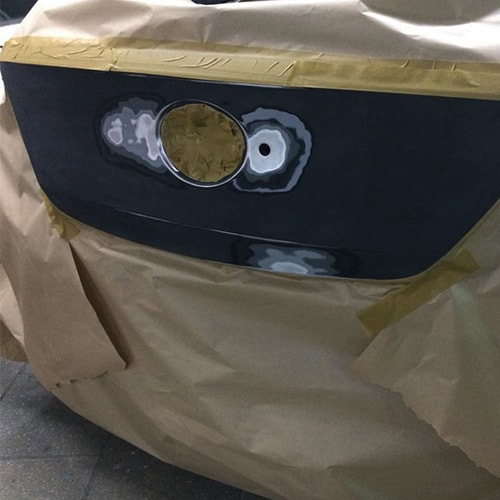 На фото №2: пример того как выполняют покраску багажника автомобиля в автосервисе «Авто-Линия» Красноярска