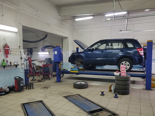 на фото: выполняются ремонтные работы для автомобиля Honda, силами мастеров автосервиса «Авто-Линия»