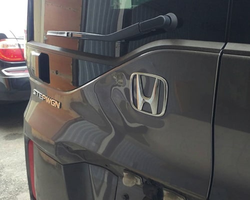 на фото: производится ремонт автомобиля Honda Stepwgn в автосервисе «Авто-Линия»