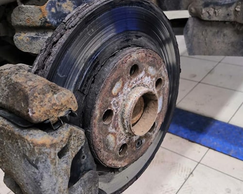 на фото: производится замена тормозных дисков автомобиля Toyota Camry в автосервисе «Авто-Линия»