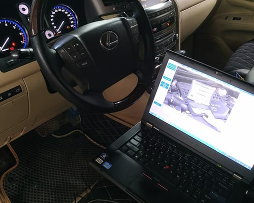 на фото: производится компьютерная диагностика автомобиля Toyota Camry в автосервисе «Авто-Линия»