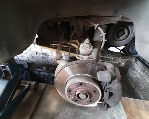 на фото: производится диагностика подвески автомобиля Toyota Camry в автосервисе «Авто-Линия»