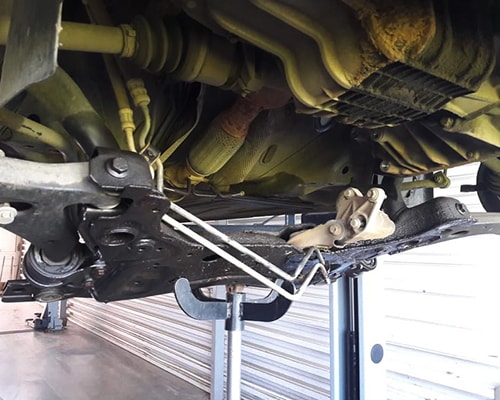 На фото: замена рулевой рейки на автомобиле Киа в автосервисе «Авто-Линия»